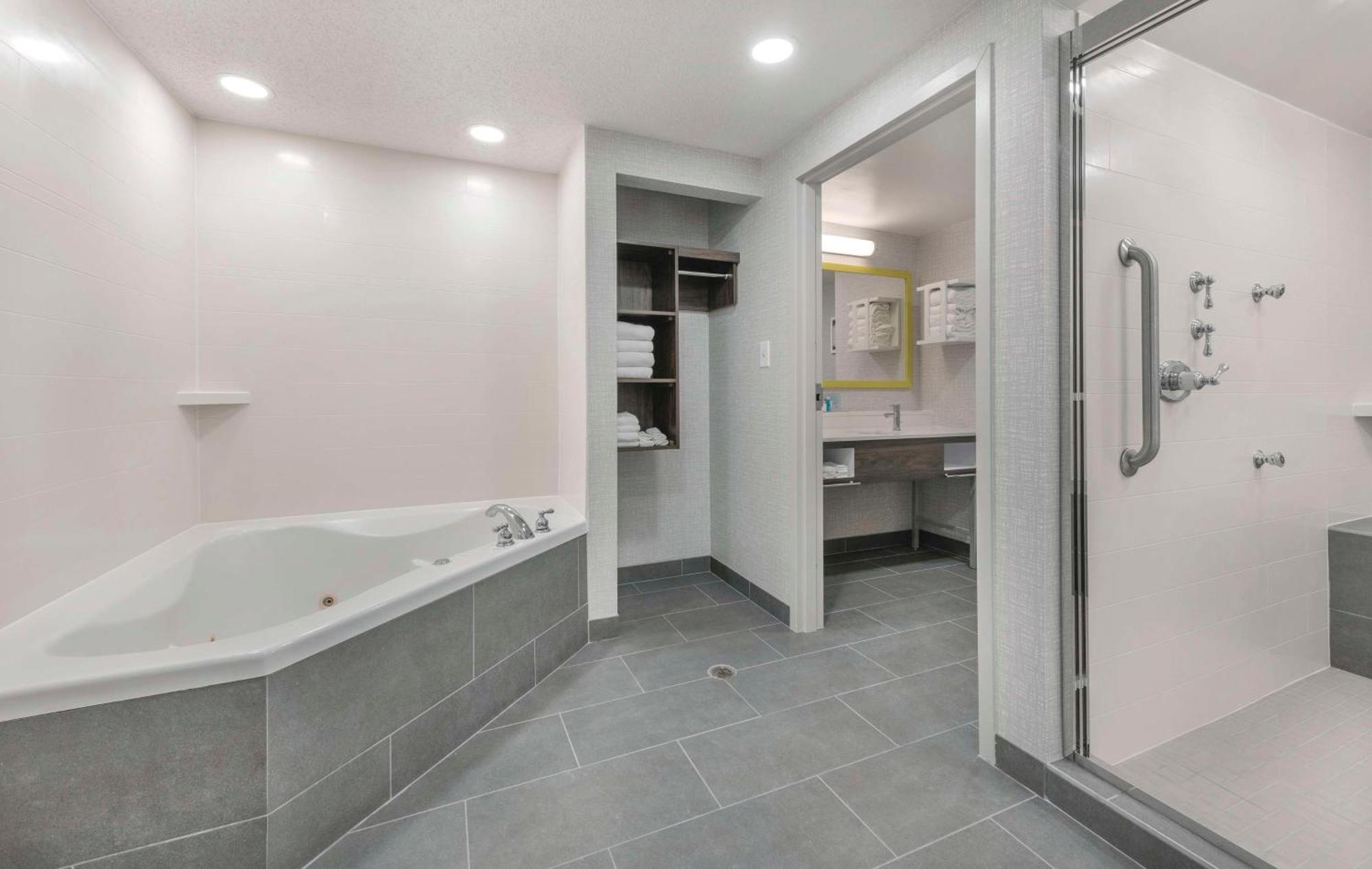 Hampton Inn & Suites Burlington Ngoại thất bức ảnh
