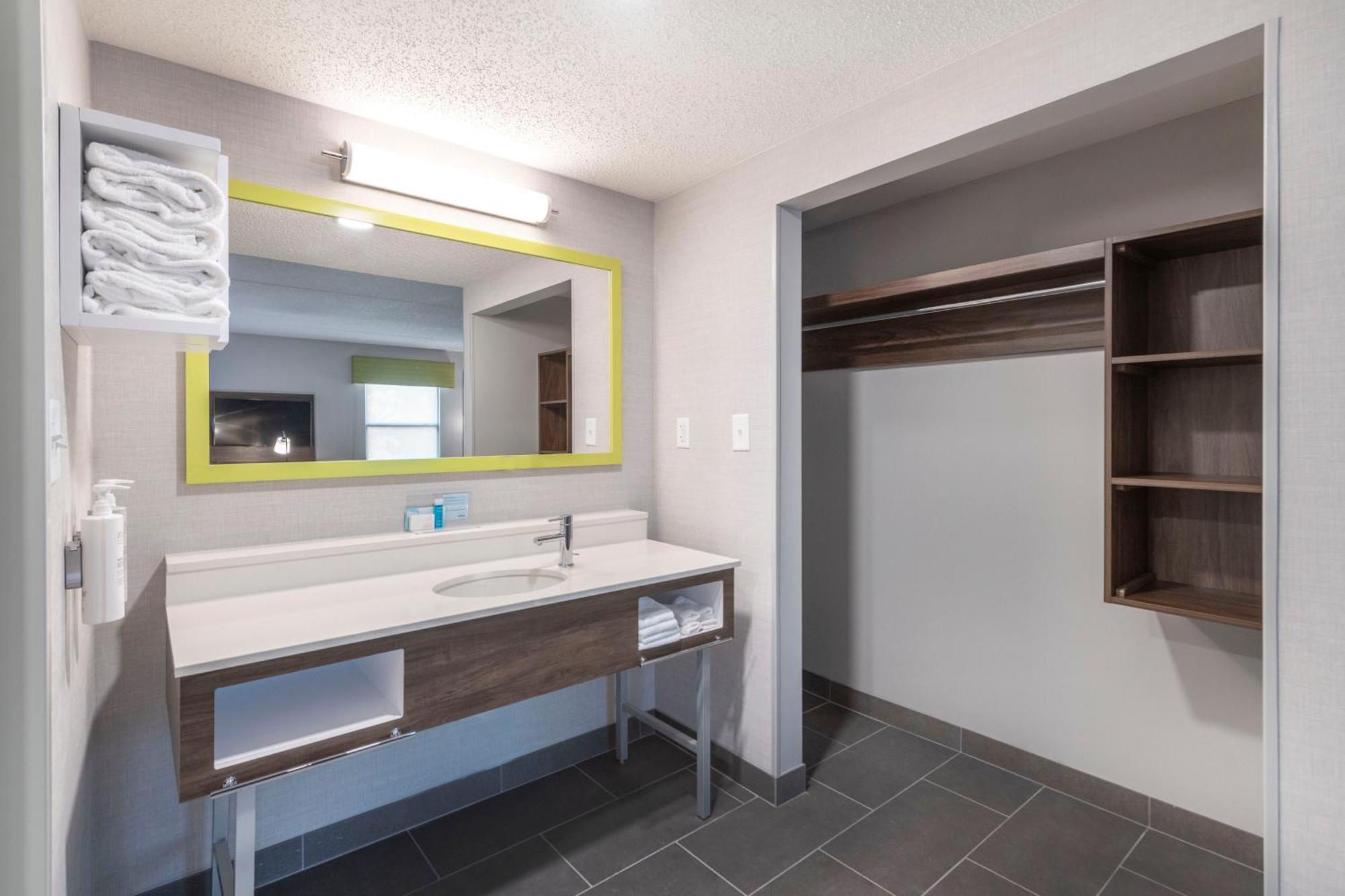 Hampton Inn & Suites Burlington Ngoại thất bức ảnh